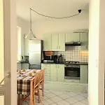 Apartament Przy Metrze I Przy Lesie * وارسو
