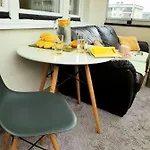 Apartament Przy Metrze I Przy Lesie شقة وارسو