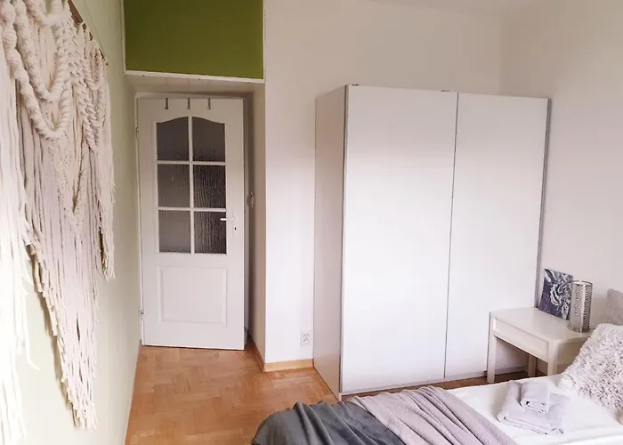 Apartament Przy Metrze I Przy Lesie Varşova