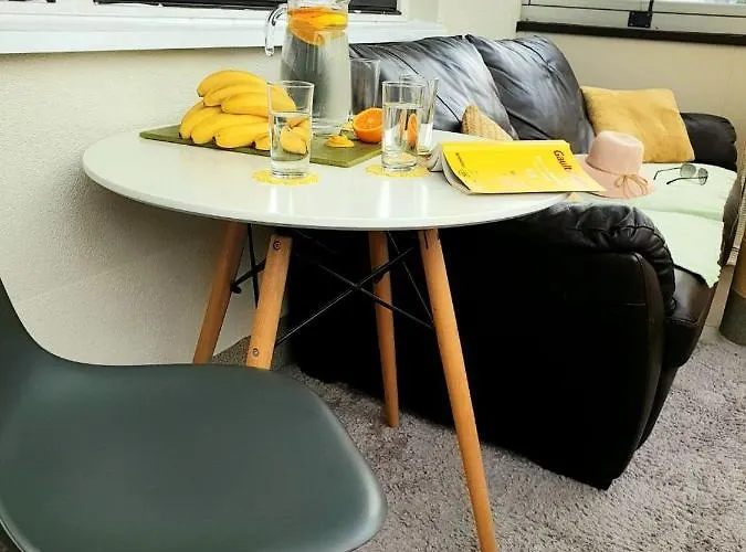 Apartament Przy Metrze I Przy Lesie Daire Varşova