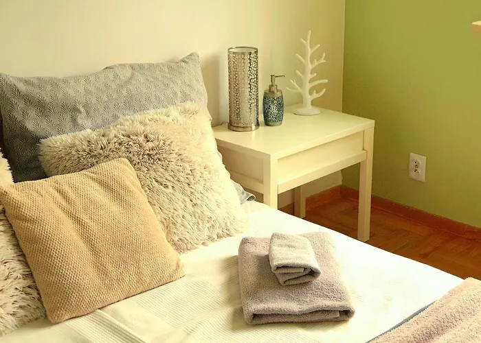 Daire Apartament Przy Metrze I Przy Lesie Varşova