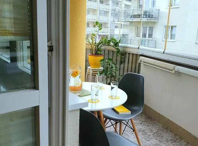 Apartament Przy Metrze I Przy Lesie * Varşova