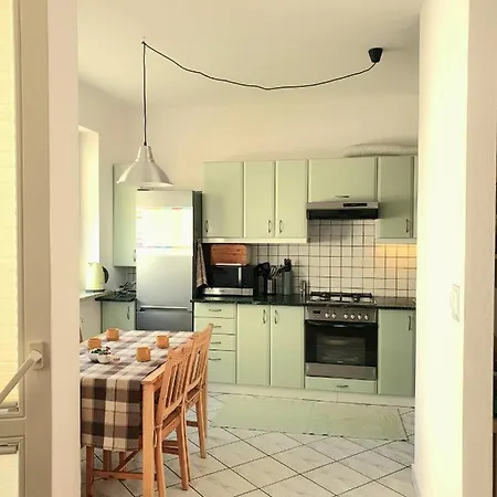 Apartament Przy Metrze I Przy Lesie * Varşova