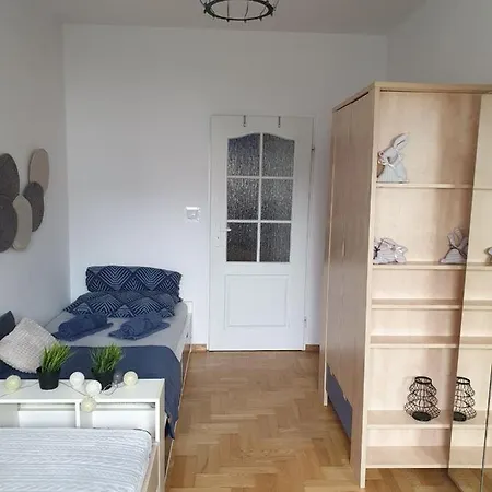 Apartament Przy Metrze I Przy Lesie Daire Varşova