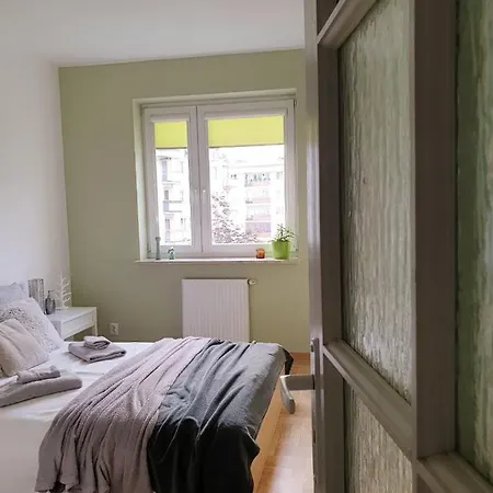 Apartament Przy Metrze I Przy Lesie Varşova