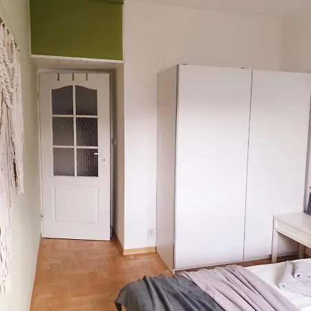 Apartament Przy Metrze I Przy Lesie Varşova
