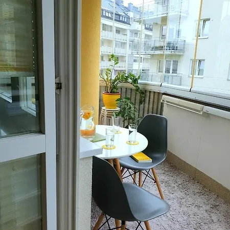 Apartament Przy Metrze I Przy Lesie * Varşova