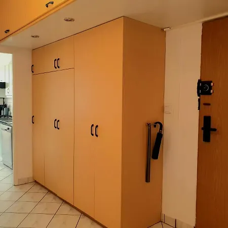 Apartament Przy Metrze I Przy Lesie Varşova