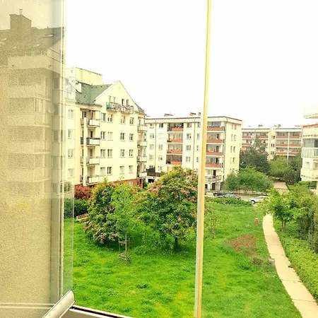 Apartament Przy Metrze I Przy Lesie * Varşova