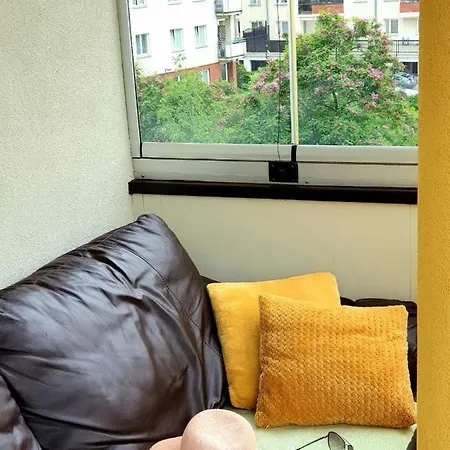 Daire Apartament Przy Metrze I Przy Lesie Varşova